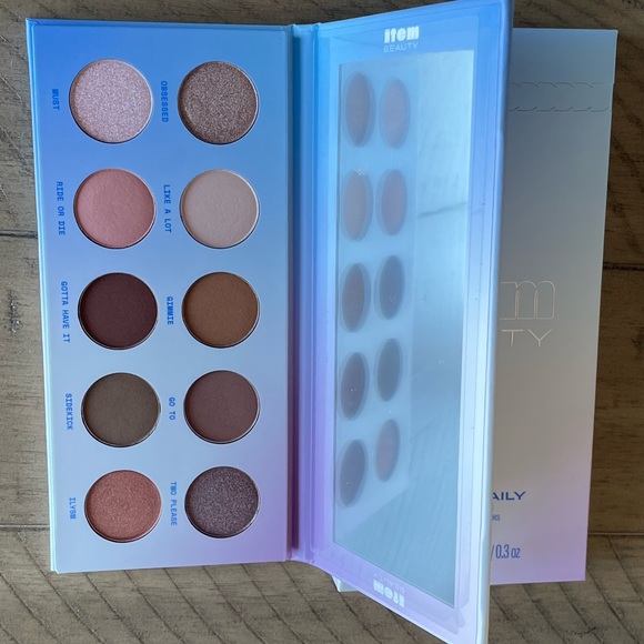 ITEM Beauty by Addison Rae. On the Daily Eyeshadow Palette. NIB. - Picture 3 of 5
